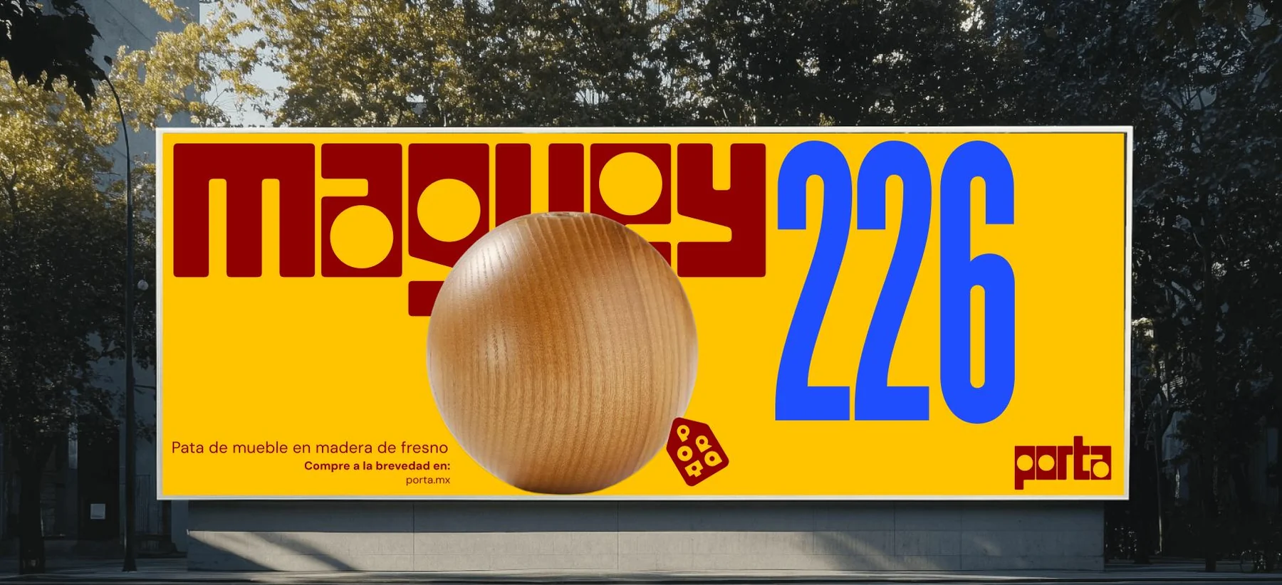 Espectacular amarillo de porta en la calle: la palabra maguey en rojo, el 226 en azul y una esfera de madera de fresno al centro