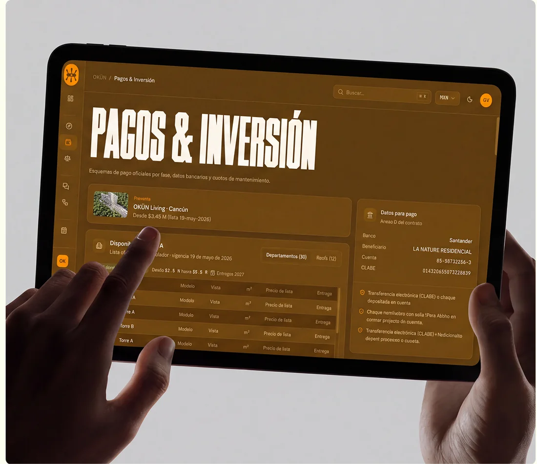 Unas manos sosteniendo un iPad con la pantalla de Pagos e Inversión de VINQ Systems