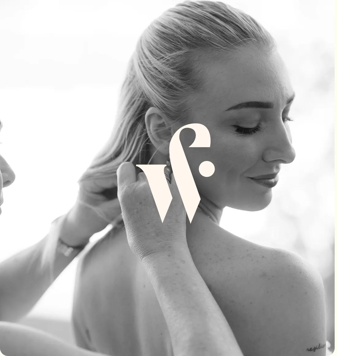 Retrato en blanco y negro de una mujer, con el símbolo de Wedding Films Punta Cana sobrepuesto
